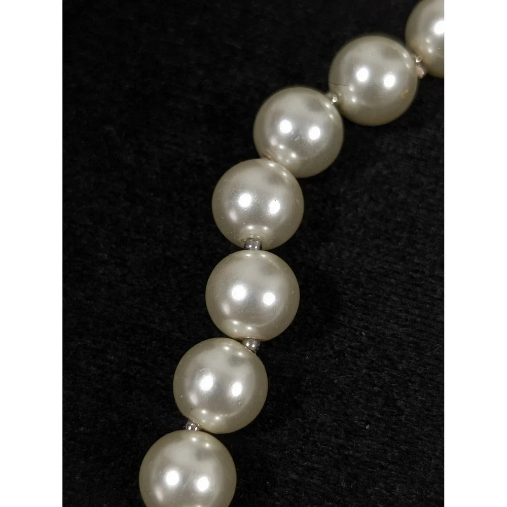 White Glass‎ Pearl Necklace 26